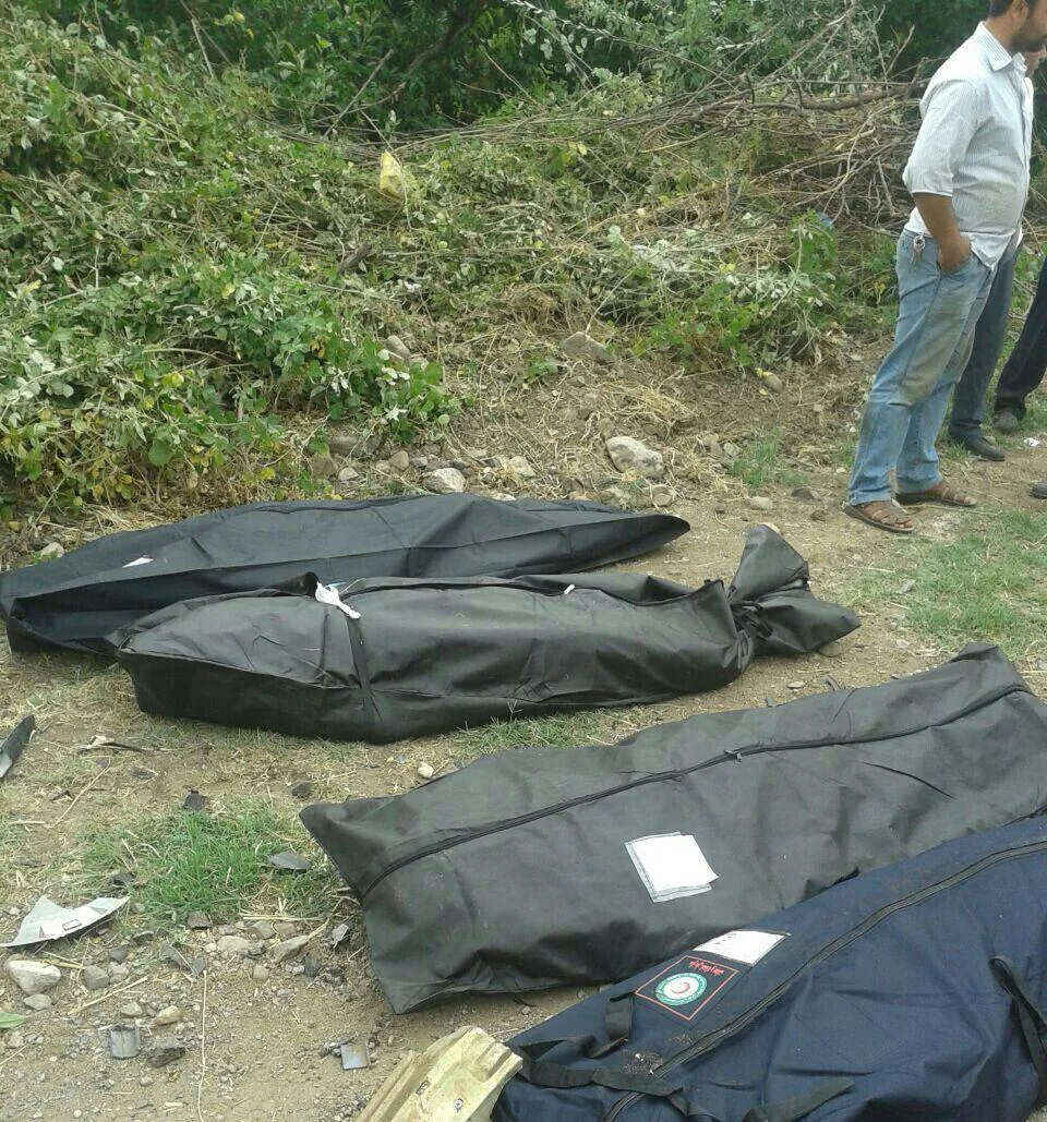 برخورد پژو 405 با مسافرین کنار جاده