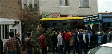 ‍ انحراف اتوبوس شرکت واحد در راسته کوچه حادثه ساز شد.