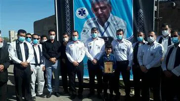 حضور رئیس اورژانس پیش بیمارستانی و مدیر حوادث دانشگاه علوم پزشکی تبریز در منزل شهید راه خدمت عباس انصاری