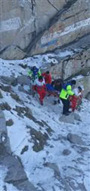 عملیات پنج ساعته امدادسانی به مرد۷۲ساله در شرایط سخت و یخبندان قلعه بابک کلیبر