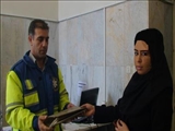 تحویل پول و گردن بندطلا گم شده به مصدوم امداد شده اورژانس