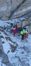 عملیات پنج ساعته امدادسانی به مرد۷۲ساله در شرایط سخت و یخبندان قلعه بابک کلیبر